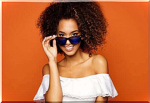 Woman with sunglasses as an example of trends in accessories