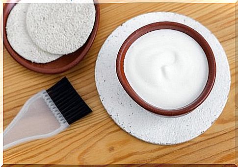 Apply moisture to the hair with a yogurt mask