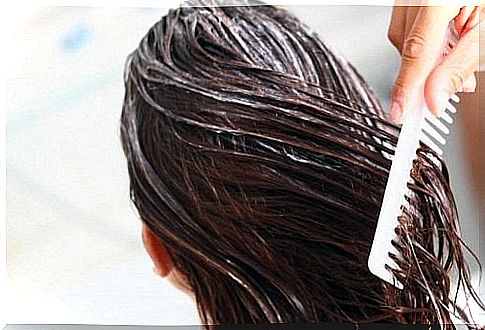 Use a hair mask to prevent frizzy hair