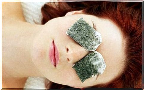 Women have tea bags over their eyes to remove dark circles under the eyes