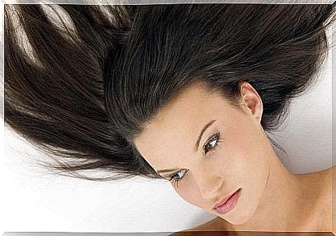 Women who lie with their hair spread out - wash your hair less