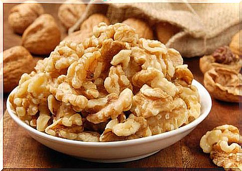 Walnuts in a plate - benefits of walnuts