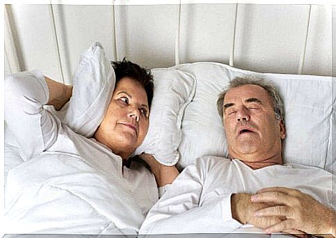 Man snores so woman can not sleep