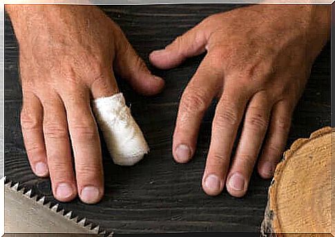 First aid in case of accidental finger amputation