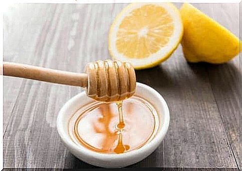 Water with honey and lemon is one of the best remedies for sore throat