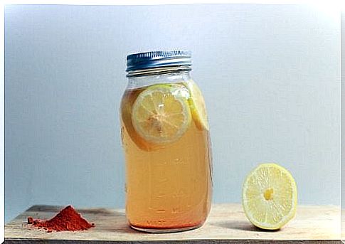 Tonic with lemon and turmeric for weight loss