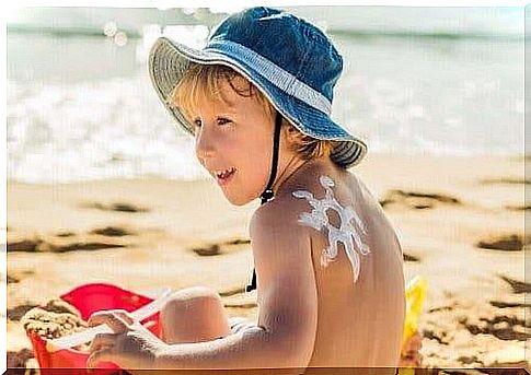 Child on beach, although children are particularly vulnerable to heat